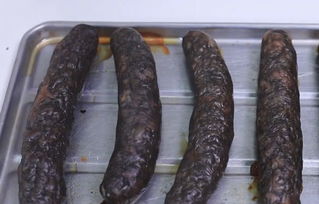 墨汁流香 臺式黑色烤腸，一口爆汁的味覺奇遇